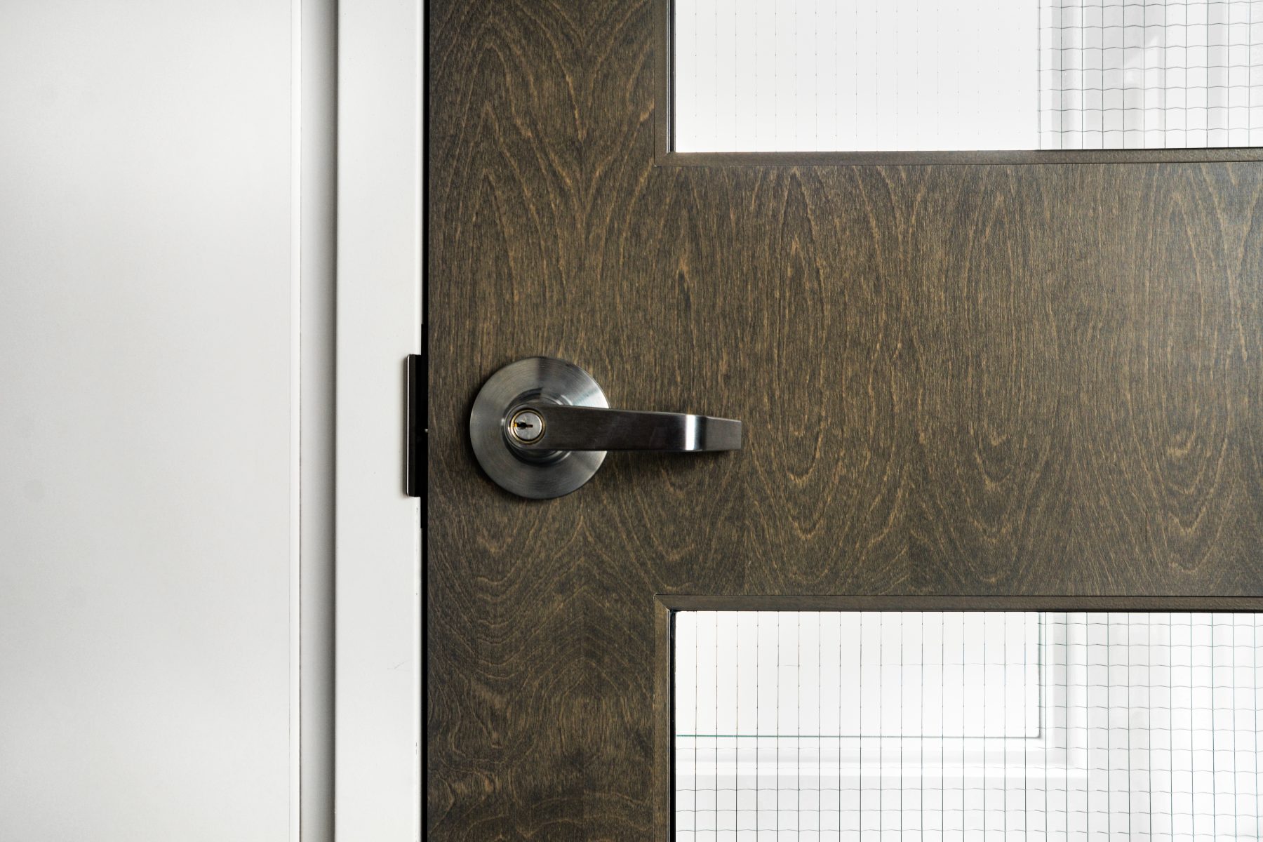 Lot De Quincaillerie De Porte Commerciale - Marque Schlage, Von Duprin, Assa Abloy - 30 Lbs - Pièces D'occasion